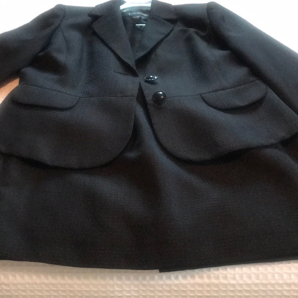 Ladies skirt suit. Beautiful never worn..